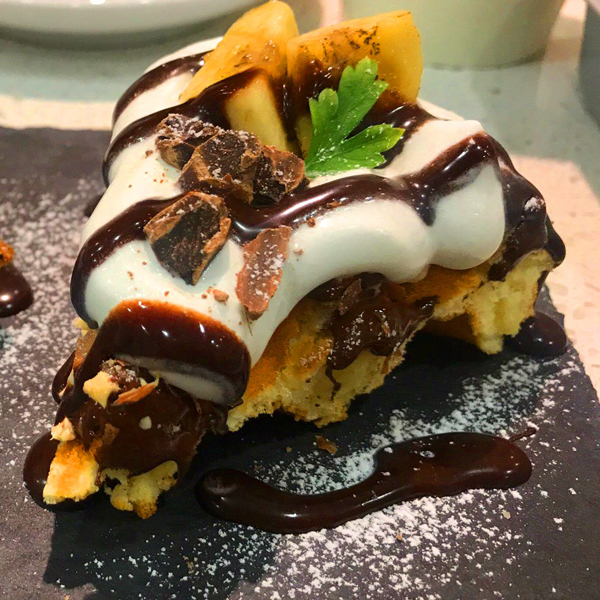 炙りバナナの 贅沢チョコワッフル